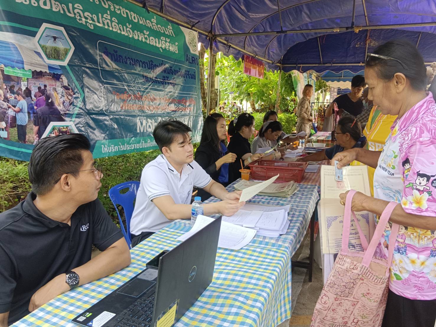 title - วันที่ 22 เมษายน 2569 นายประเสริฐ กาญจนเกียรติกุล ปฏิรูปที่ดินจังหวัดบุรีรัมย์ มอบหมายให้นางนวลละออง ชูมาตย์ ผู้อำนวยการกลุ่มยุทธศาสตร์และการปฏิรูปที่ดิน พร้อมเจ้าหน้าที่ ส.ป.ก.บุรีรัมย์ ร่วมงานหน่วยแพทย์เคลื่อนที่ (พอ.สว.) และโครงการ 